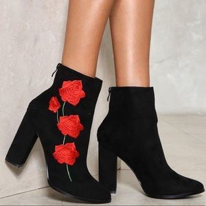 🌹💣 Red Rose embroidered black boots - Revolve